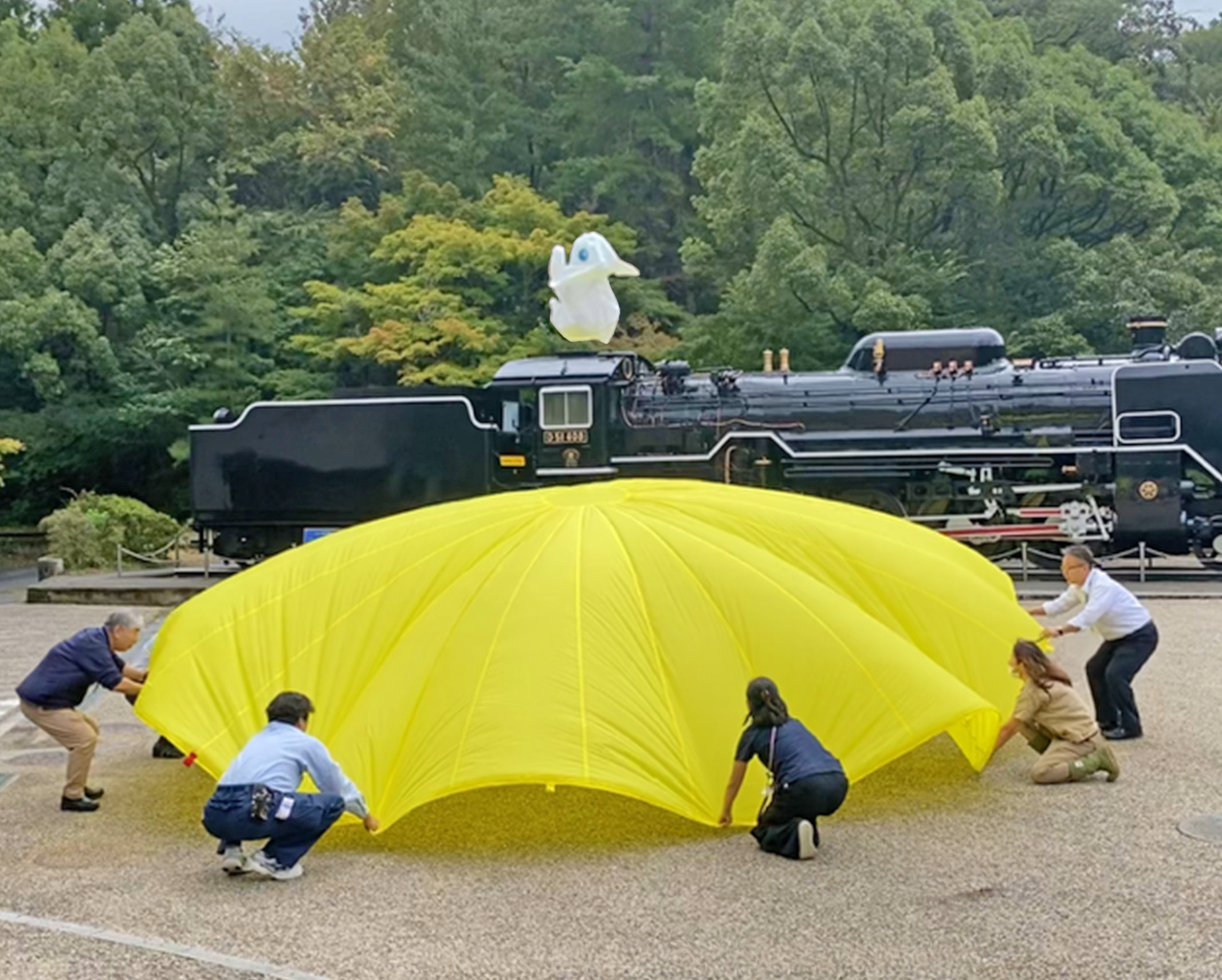 黄色いパラバルーンを使った月のうさぎのパラバルーン