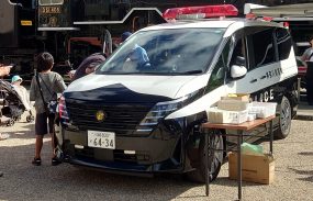 多摩警察署のパトカー